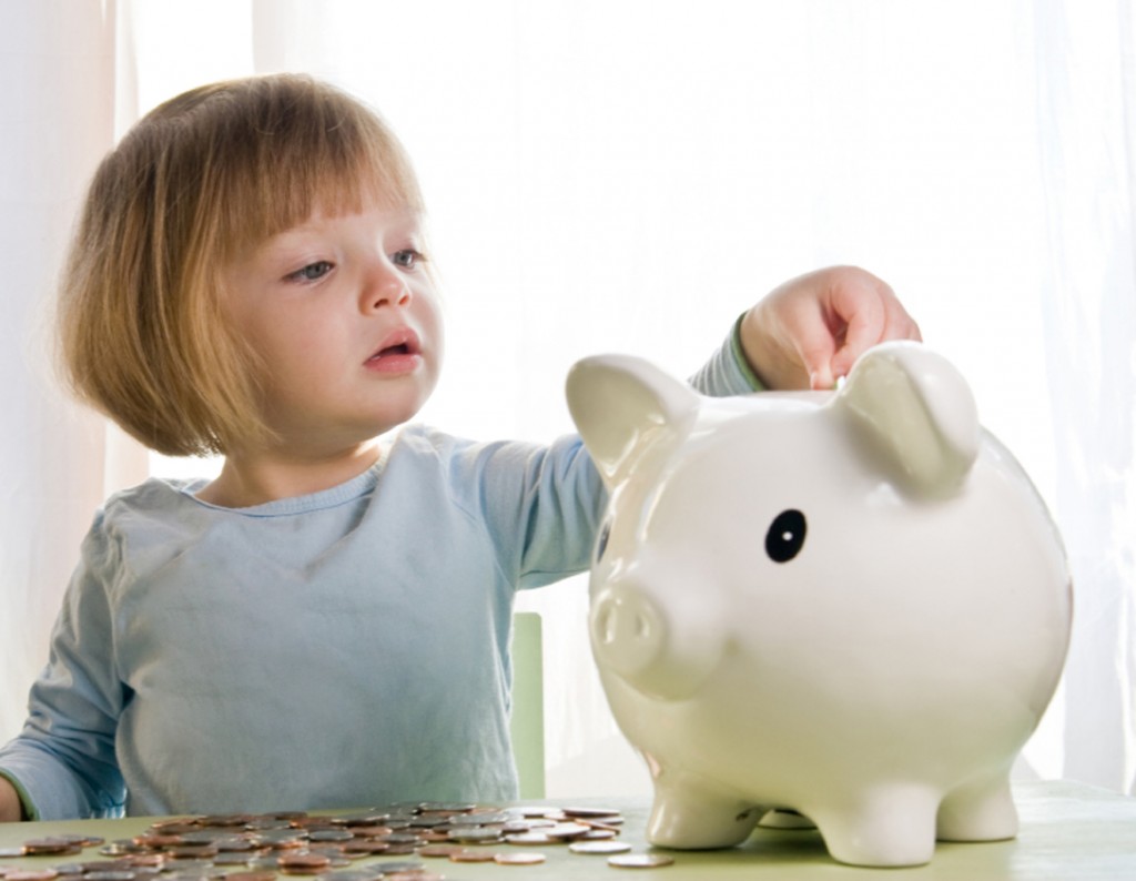girl-saves-money mengelola keuangan