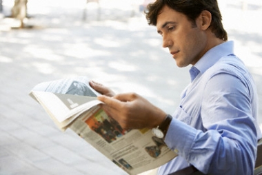 man-reading-newspaper memilih reksadana