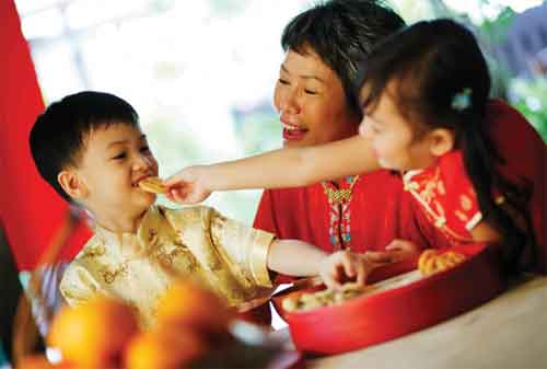 Moms, Ajarkan Anak Cara Mengurus Uang Angpao Imlek dengan Cara Ini 2 - Finansialku