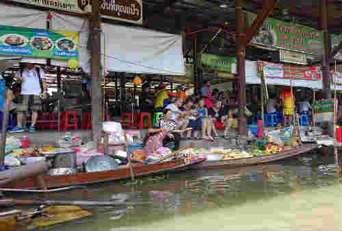 5 Pasar Terapung Paling Bagus di Dunia Ada Indonesia Juga Lho 04- Finansialku