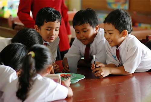 Moms, Ini 12 Pertimbangan Saat Memilih Sekolah untuk Si Kecil 012 - Finansialku