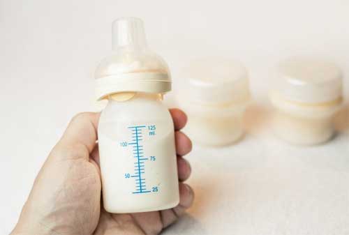 Lebih Murah Mana ASI Eksklusif Atau Susu Formula Untuk Bayi 03 Botol ASI - Finansialku