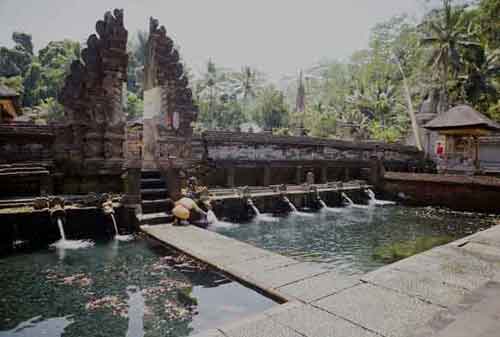 Wisata-di-Bali-13a-Pura-Tirta-Empul---Finansialku