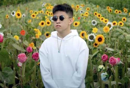 Kisah Sukses Rich Brian, Rapper Indonesia yang Mendunia 04 - Finansialku