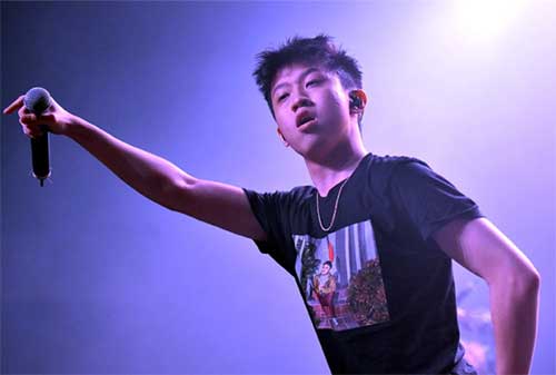 Kisah Sukses Rich Brian, Rapper Indonesia yang Mendunia 05 - Finansialku