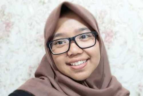 Putri Pekerja Gali Kubur, Inka Lulus ke Fakultas Kedokteran Unpad 02 - Finansialku