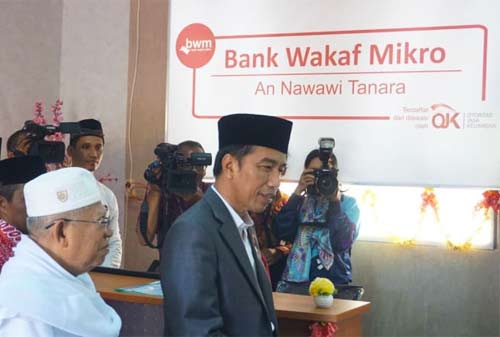 Jokowi Sebarkan Modal Bank Wakaf Mikro 2 Finansialku