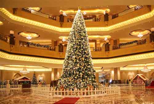 Pohon Natal 11 (The Emirates Palace Hotel Decorated Christmas Tree) - Finansialku