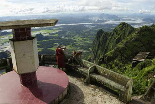 Tempat Wisata Myanmar 17 (Mount Zwegabin) - Finansialku