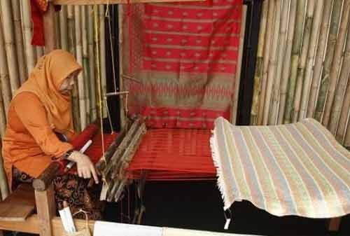 Pengrajin Songket Pandai Sikek 02 - Finansialku