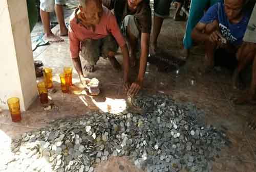 4 Kisah Nyata yang Membuktikan Manfaat Uang Receh, Mau Coba 02 Mbah Legi - Finansialku 4 Kisah Nyata yang Membuktikan Manfaat Uang Receh, Mau Coba 02 Mbah Legi - Finansialku