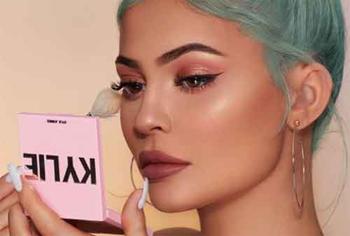 Kylie Jenner on The Youngest Ever Selfmade Billionaire 03 - Finansialku