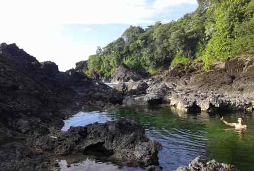 Destinasi Wisata Pulau Nias 10 Kolam Renang di Pantai Ladeha - Finansialku