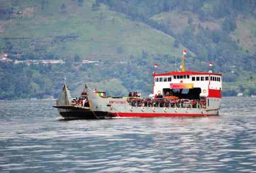 Liburan ke Danau Toba 04 Ferry Danau Toba - Finansialku