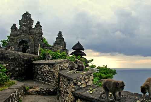 Pergi Ke Bali Jangan Lewatkan! Berkunjung Ke Pura Uluwatu dan Nikmati Keagungannya 05 - Finansialku